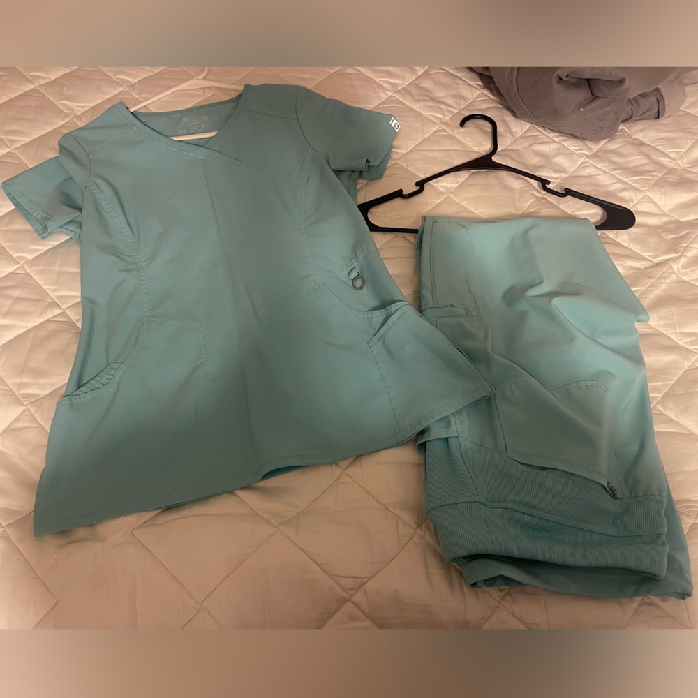 Cherokee Infinity Scrub Set
